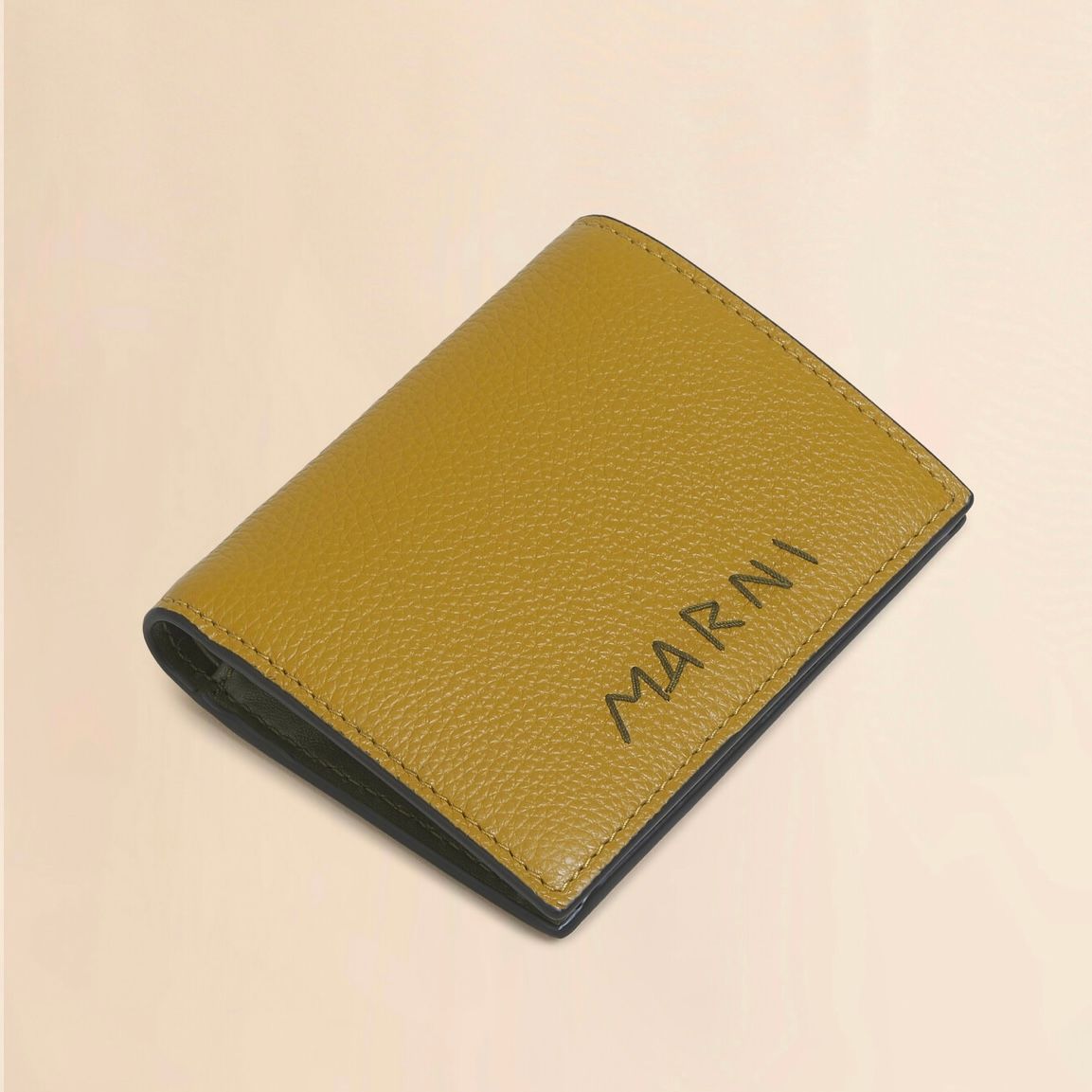 レザー製 二つ折り財布 マルニメンディング刺繡入り / マスタード / 25aw new