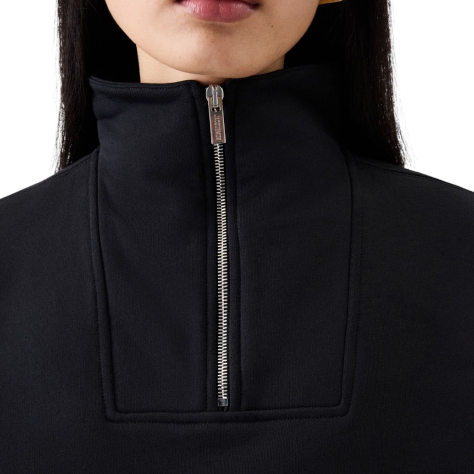 【Jacquemus】グログランパッチ ハーフジップ スウェットシャツ JACQUEMUS - Gros Grain ジップロールネック スウェットシャツ