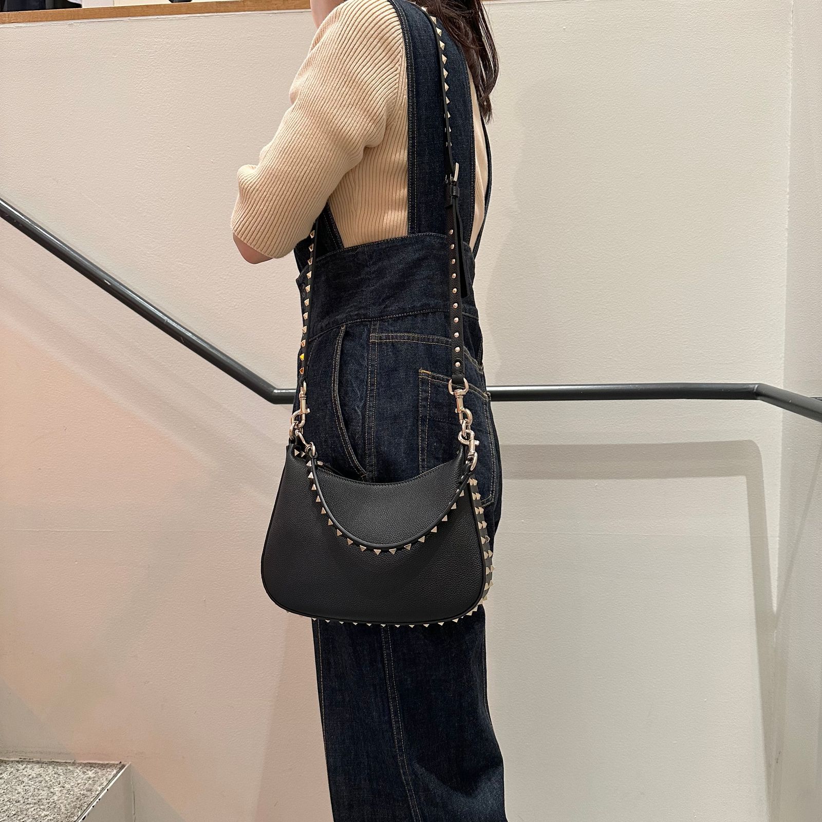 【関税込み】 ☆VALENTINO☆ Rock Stud ショルダーバッグ Valentino Garavani ロックスタッズ ショルダーバッグ | グレー