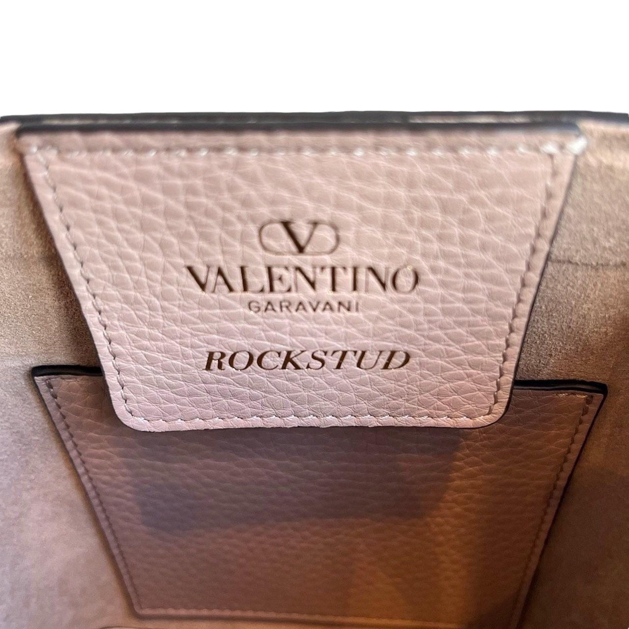 VALENTINO - ロックスタッズ グレインカーフスキン スモール トート / ミニトートバッグ / ミニショルダーバッグ / ベージュ /  レザー製 / 2024SS / ウィメンズ / NEW | LATIN EVE