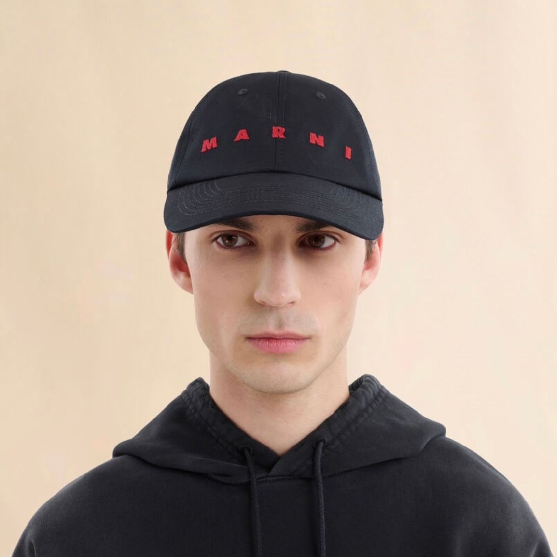 刺繡ロゴ入り オーガニックギャバジン製ベースボールキャップ / ブラック / 2025aw