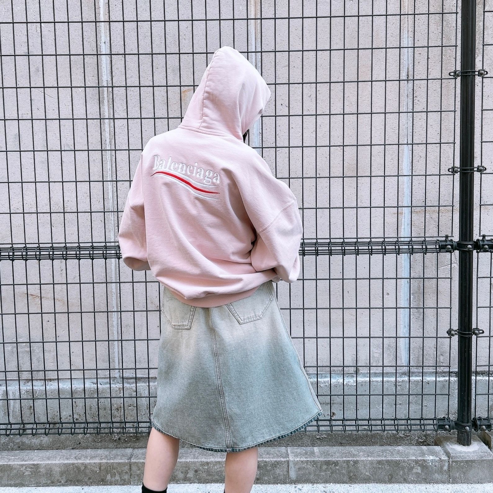 希少【Balenciaga】ポリティカル ロゴ フーディ 希少【Balenciaga】ポリティカル ロゴ フーディ 物静か
