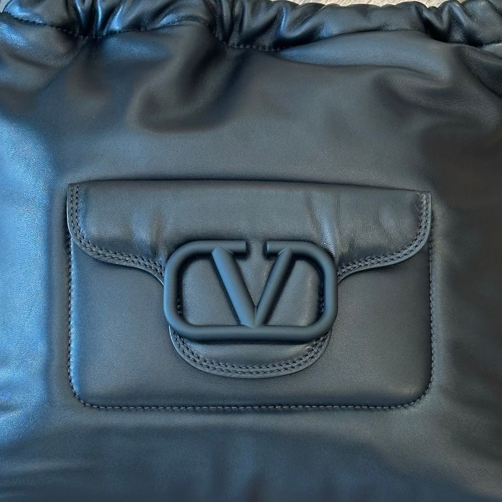 VALENTINO GARAVANI 24AW ショルダーバッグ VALENTINO - ショルダーバッグ / ブラック / レザー製 / ユニ