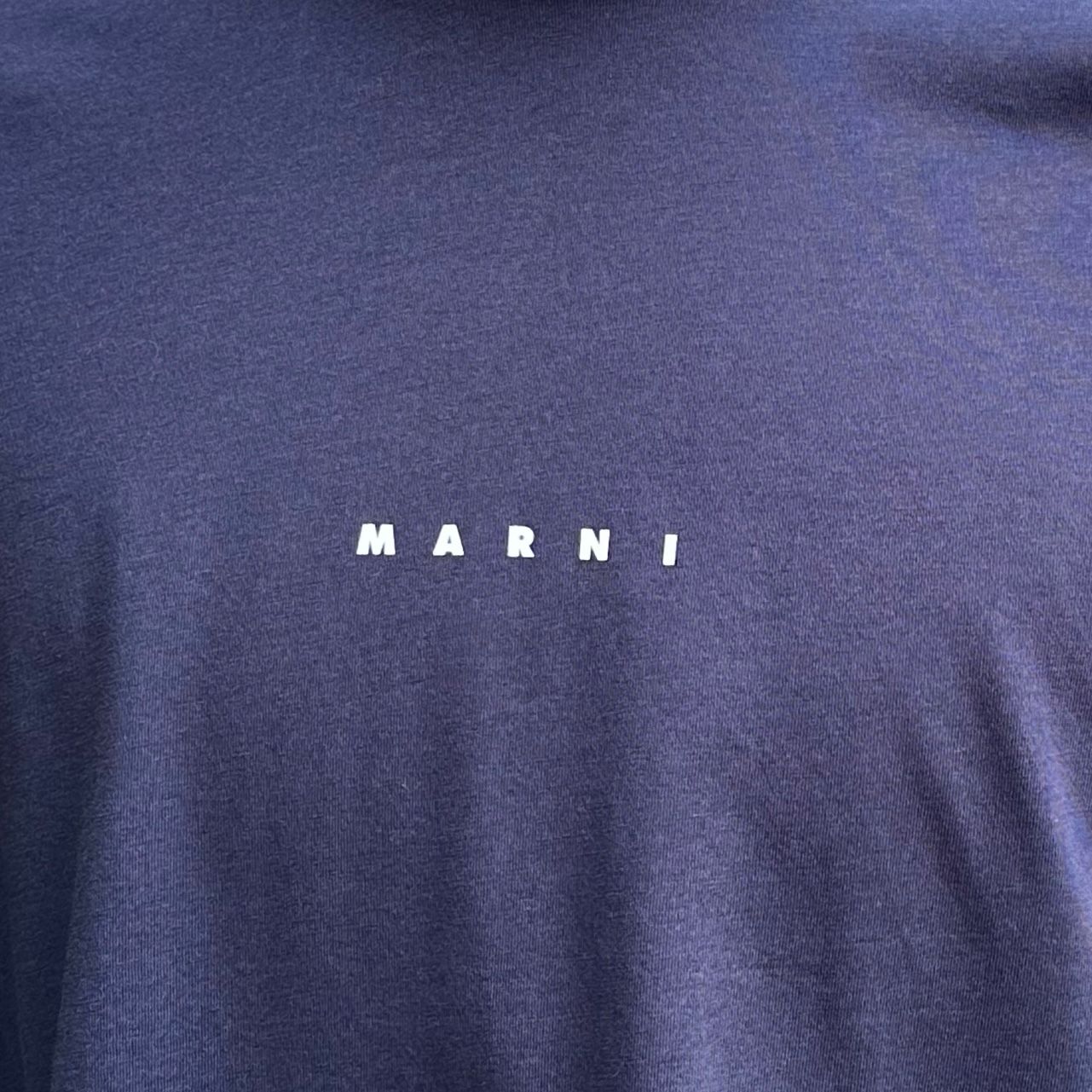 ミニロゴ入り オーガニックコットン製Tシャツ/ネイビー/ユニセックス