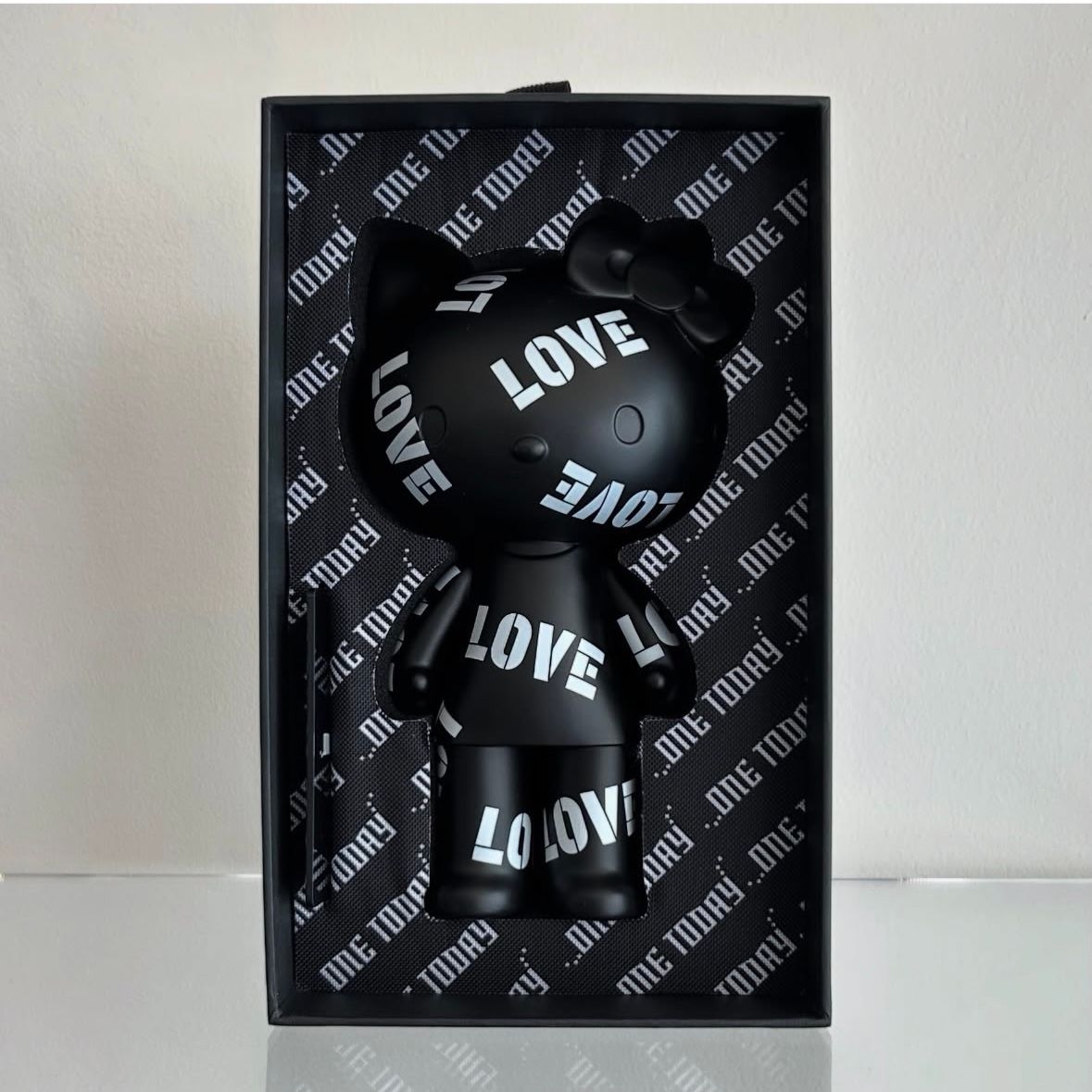 HALLO KITTY BLACK SERIES / LOVE / new