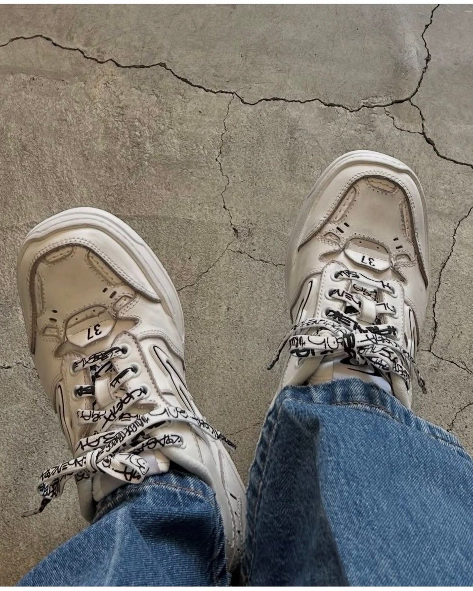 Hamptons ミディアム Worn-out スニーカ / ウィメンズ / シューズ / スニーカー / ホワイト / 2026SS NEW