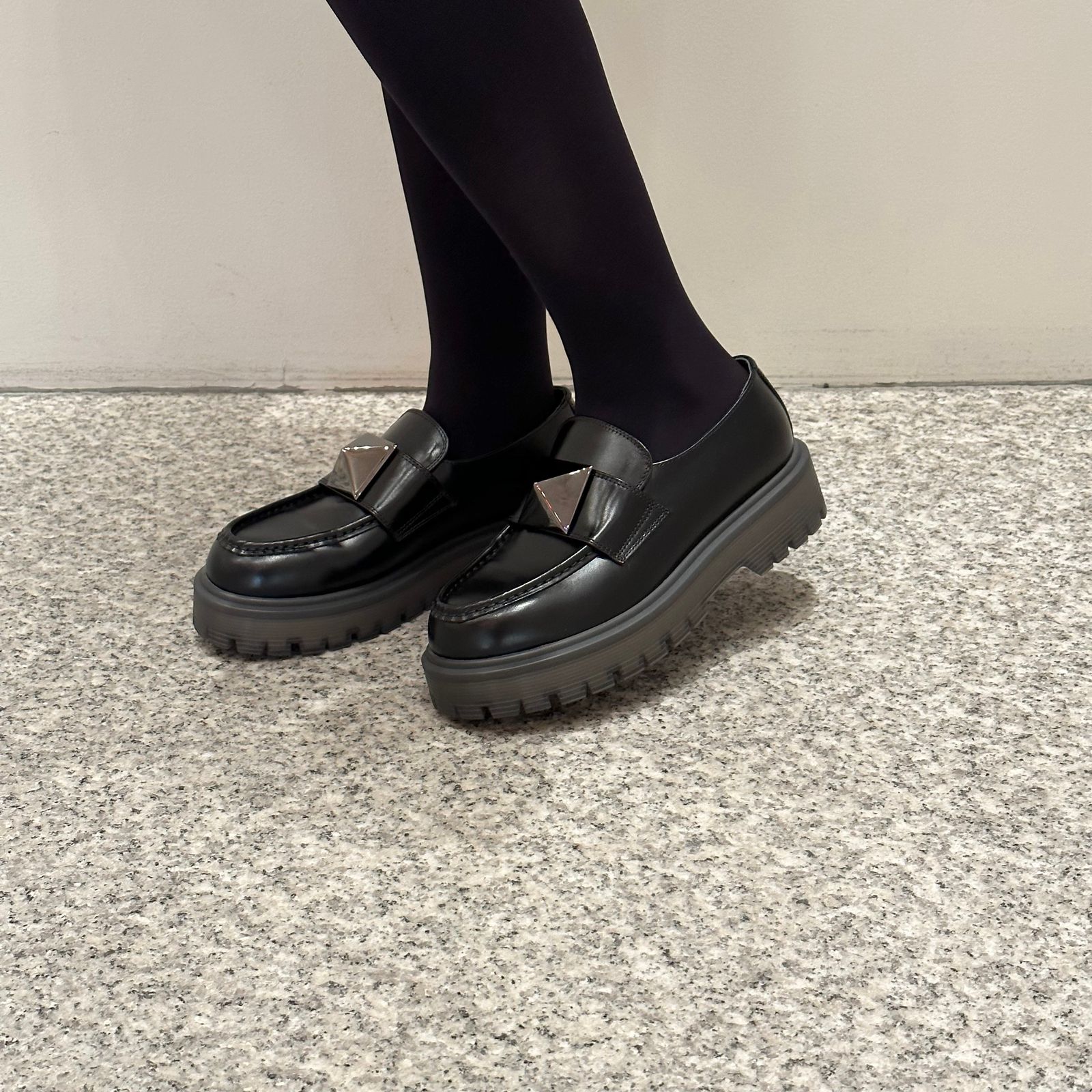 One studs calfskin moccasin / 靴 / モカシン / レザー / スタッズ / ブラック