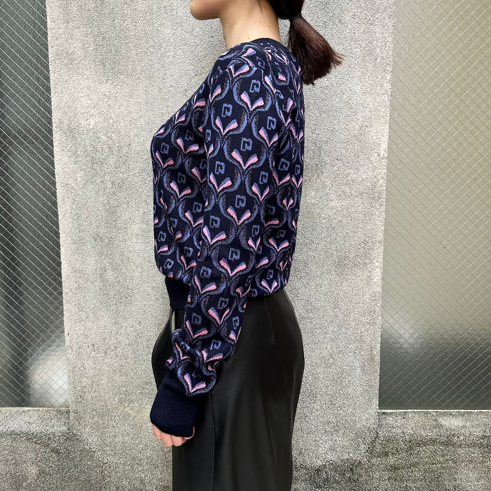 ラバンヌ（パコ ラバンヌ） / Rabanne r logo peacock feather print sweater / セーター / 孔雀の羽 / ネイビー