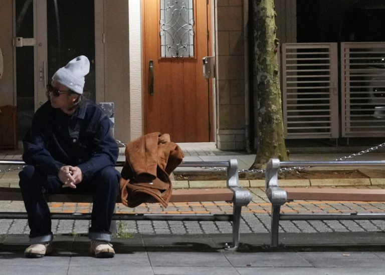 全体の引き締め効果に期待！濃紺カラーのデニムセットアップスタイル