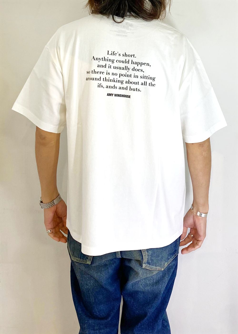 Amy Winehouse "Lean On A Car" Photo S/S (WHITE) / エイミー・ワインハウス コラボ Tシャツ