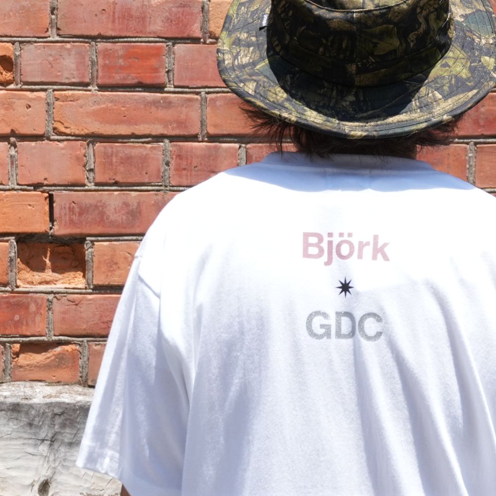 【Bjork by Kevin Cummins×GDC】Monochrome Tee (WHITE) / ×Bjork by Kevin Cummins コラボ Tシャツ