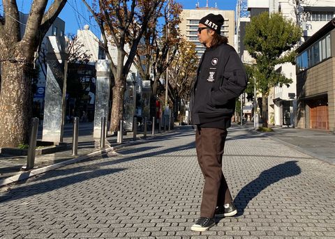 豪華グラフィックが載ったMA-1が引き立つ無骨なアメカジスタイル