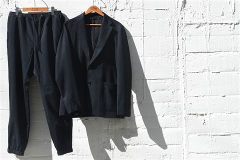 ドレッシーなセットアップも合わせ方一つで身近なアイテムに変身。