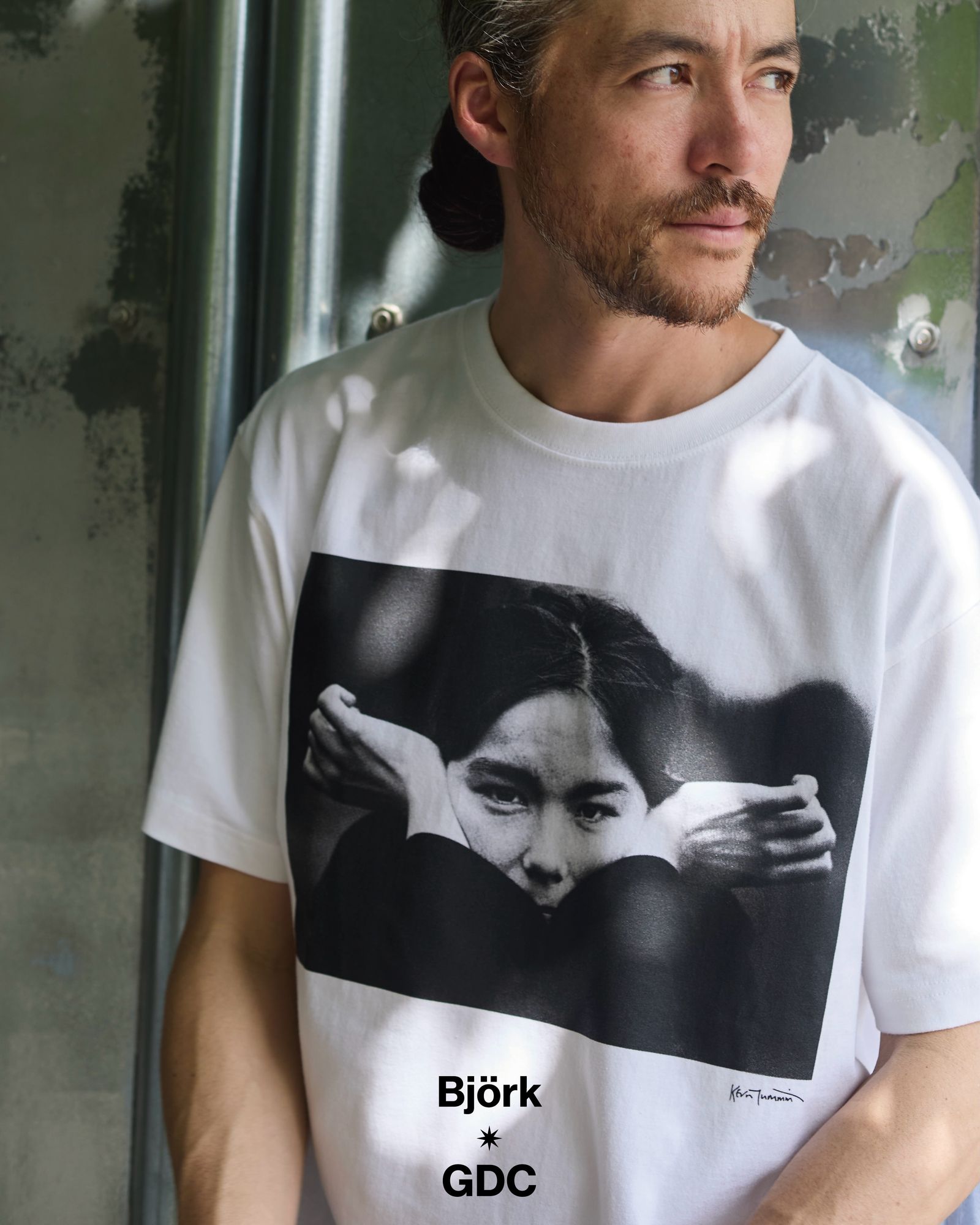 【Bjork by Kevin Cummins×GDC】Monochrome Tee (WHITE) / ×Bjork by Kevin Cummins コラボ Tシャツ