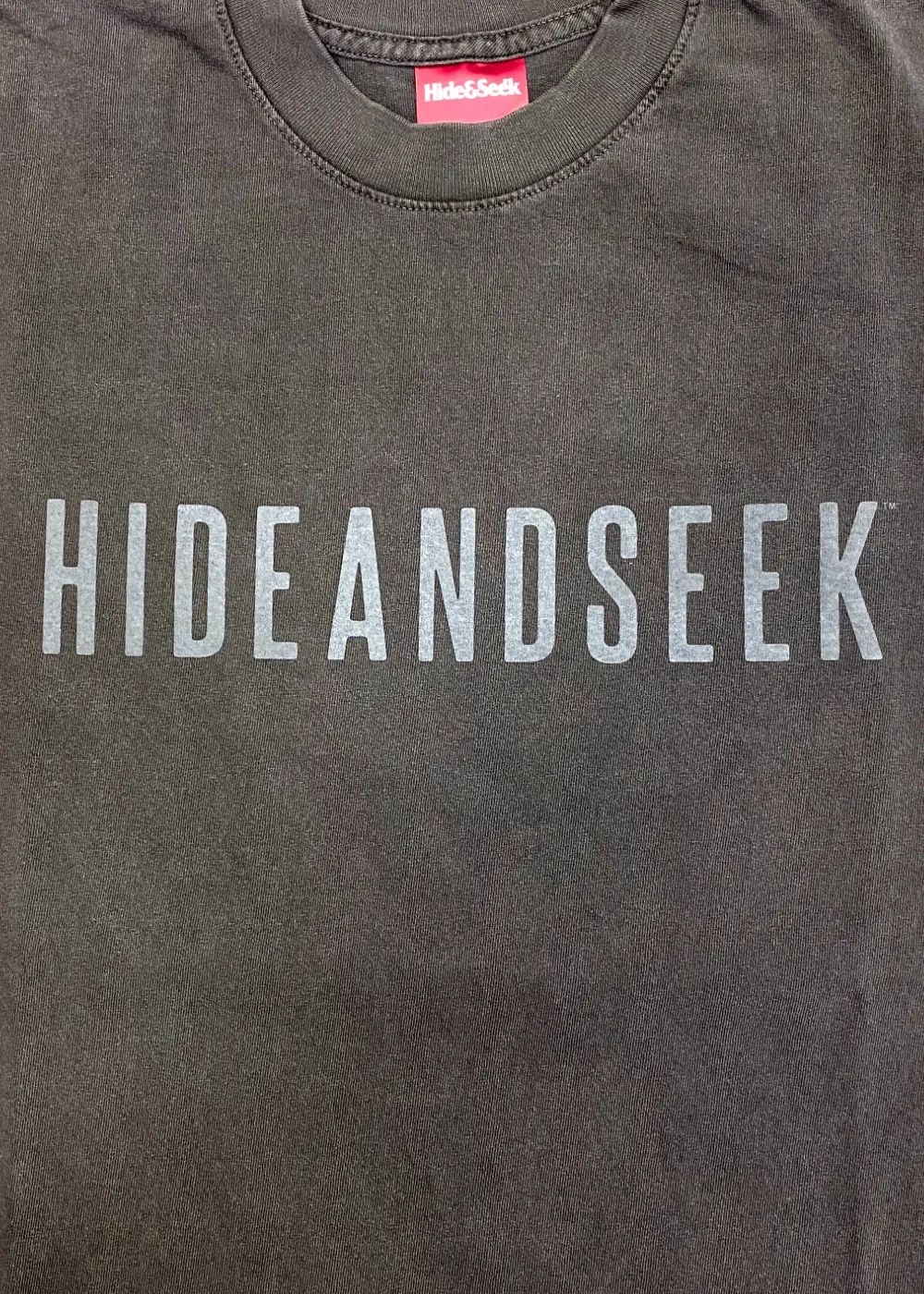 Logo S/S Tee (D-GRAY) / ロゴ プリント ルーズフィット Tシャツ