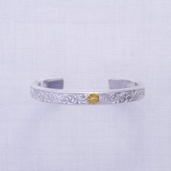 KARAKUSA Bangle 8mm width with Gold Point L (SILVER) / 24金Lポイント唐草平打ちバングル(8mm)