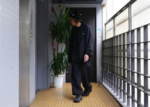 オールブラックで魅せる大人のスポーツミックススタイル
