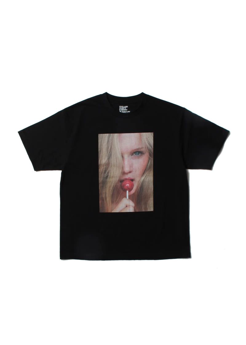 Stie-lo × Mike Dowson T-SH (BLACK) / ×スティーロ×マイク・ドーソン コラボフォトT