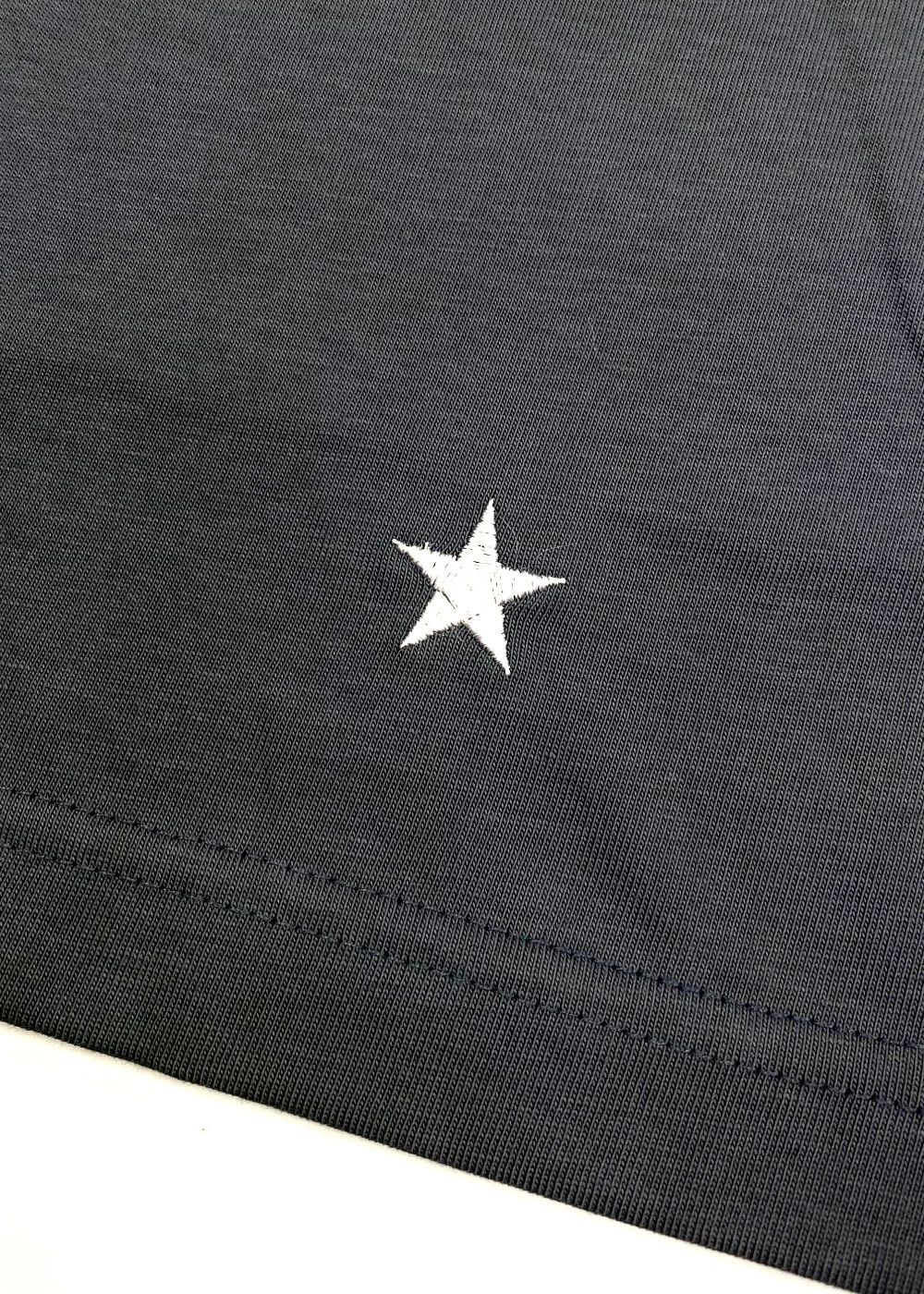 PRINT TEE (SLATE GRAY) / ステンシル ロゴ プリント Tシャツ