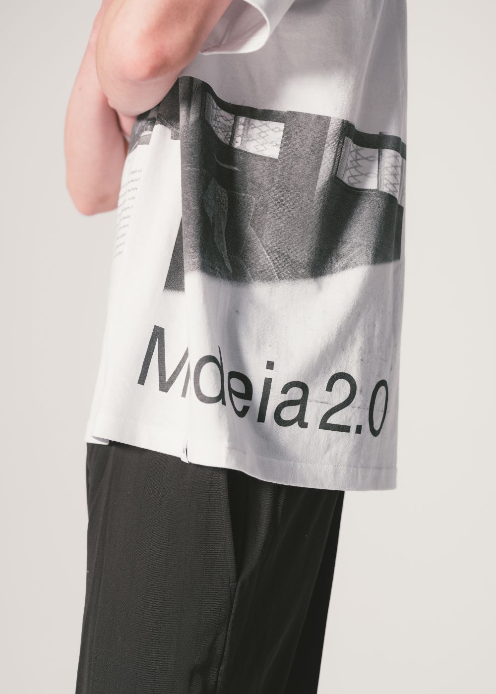 MEDEIA 2.0 Ex.S/S PRINTED TEE "MEDEIA 2.0" (WHITE) / ×Medeia 1.0 小松浩子 コラボ Tシャツ