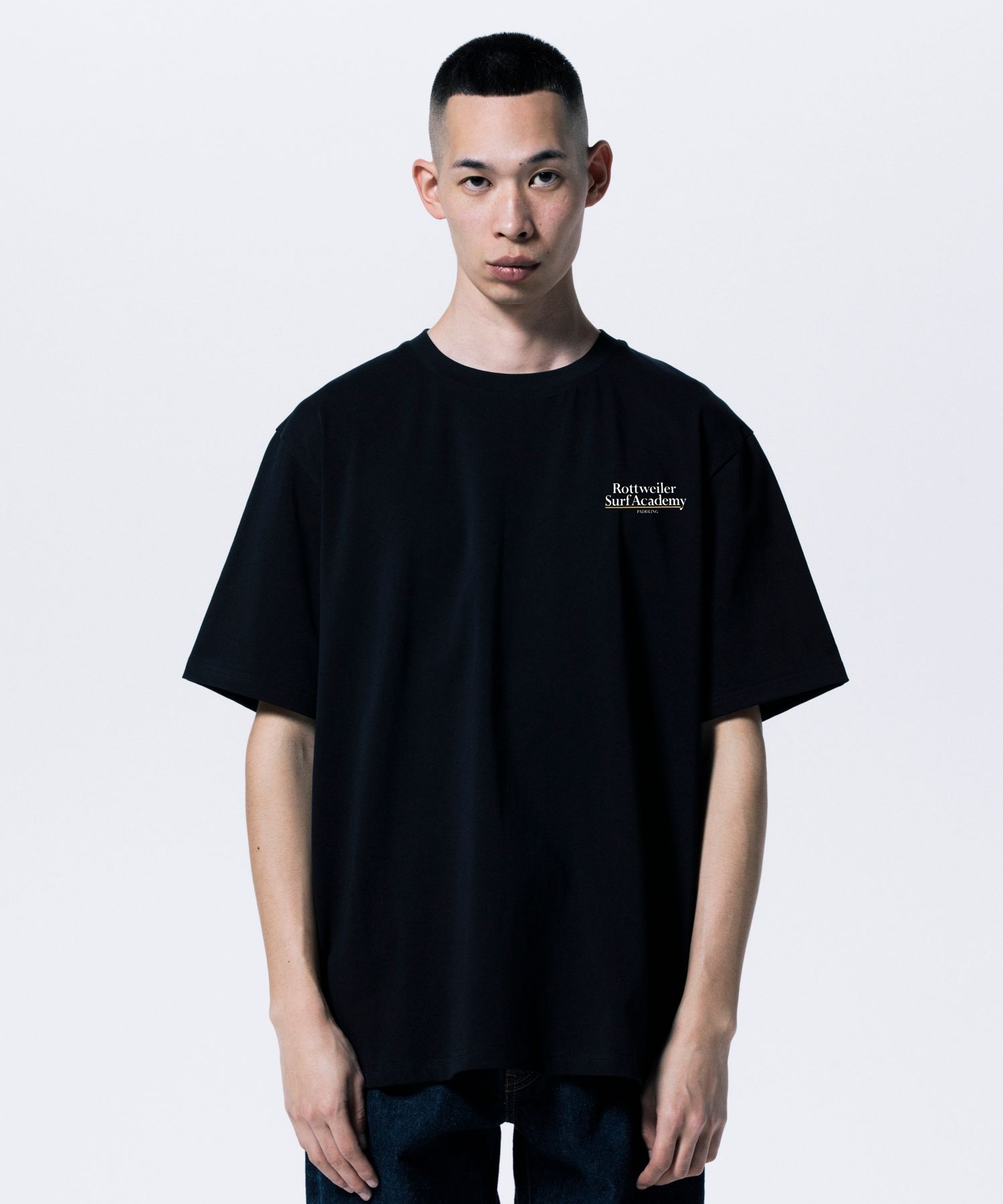 R9 SURF ACADEMY SS TEE (BLACK) /  オリジナル ロゴプリント Tシャツ