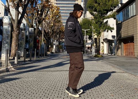 豪華グラフィックが載ったMA-1が引き立つ無骨なアメカジスタイル