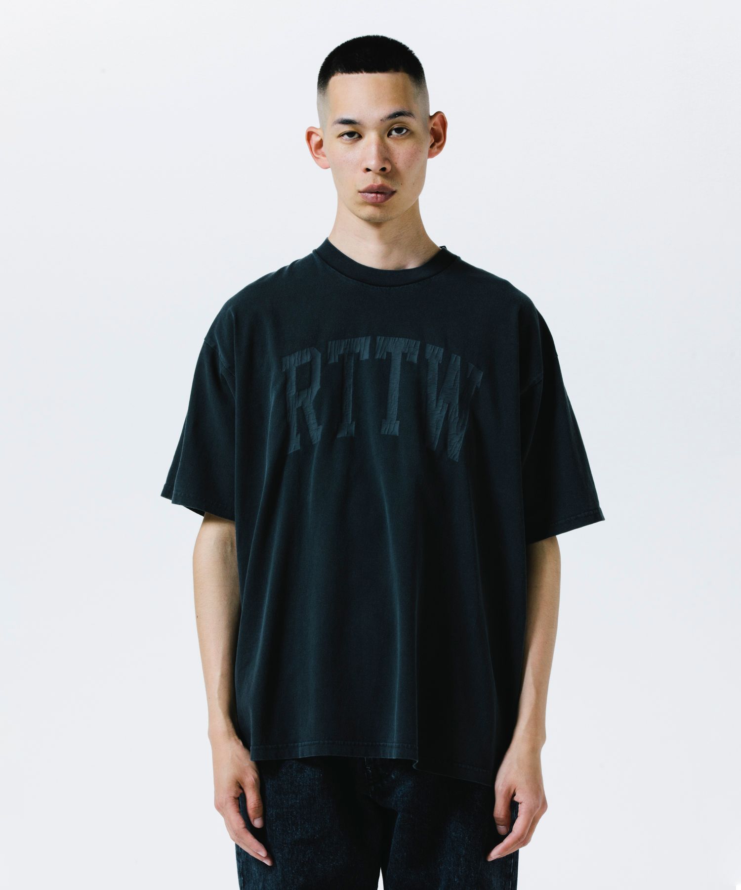 ROTTWEILER - RTTW TEE (BLACK) / カレッジロゴ プリント T