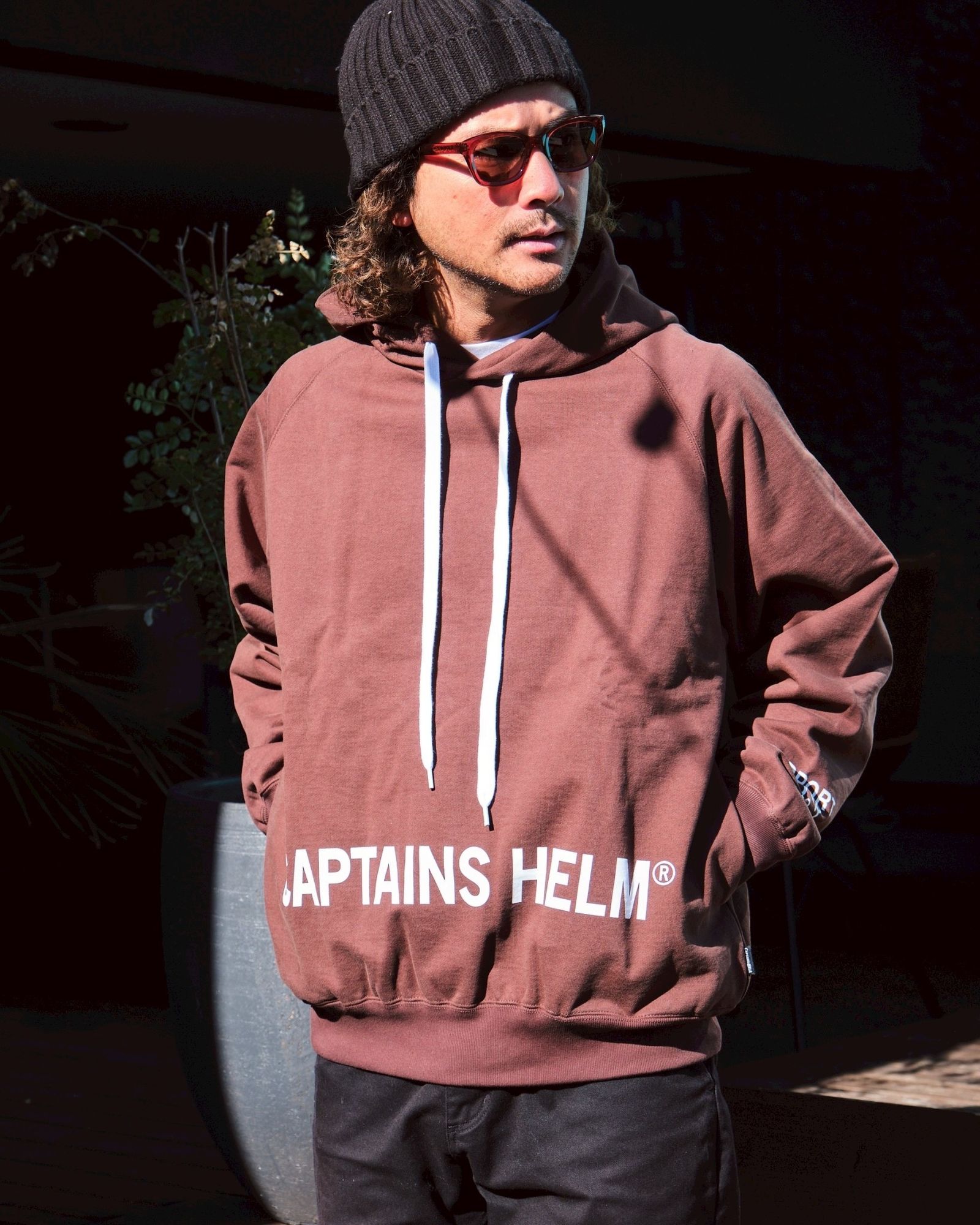 TM LOGO HOODIE (BROWN) / ロゴ プリント スウェット パーカー
