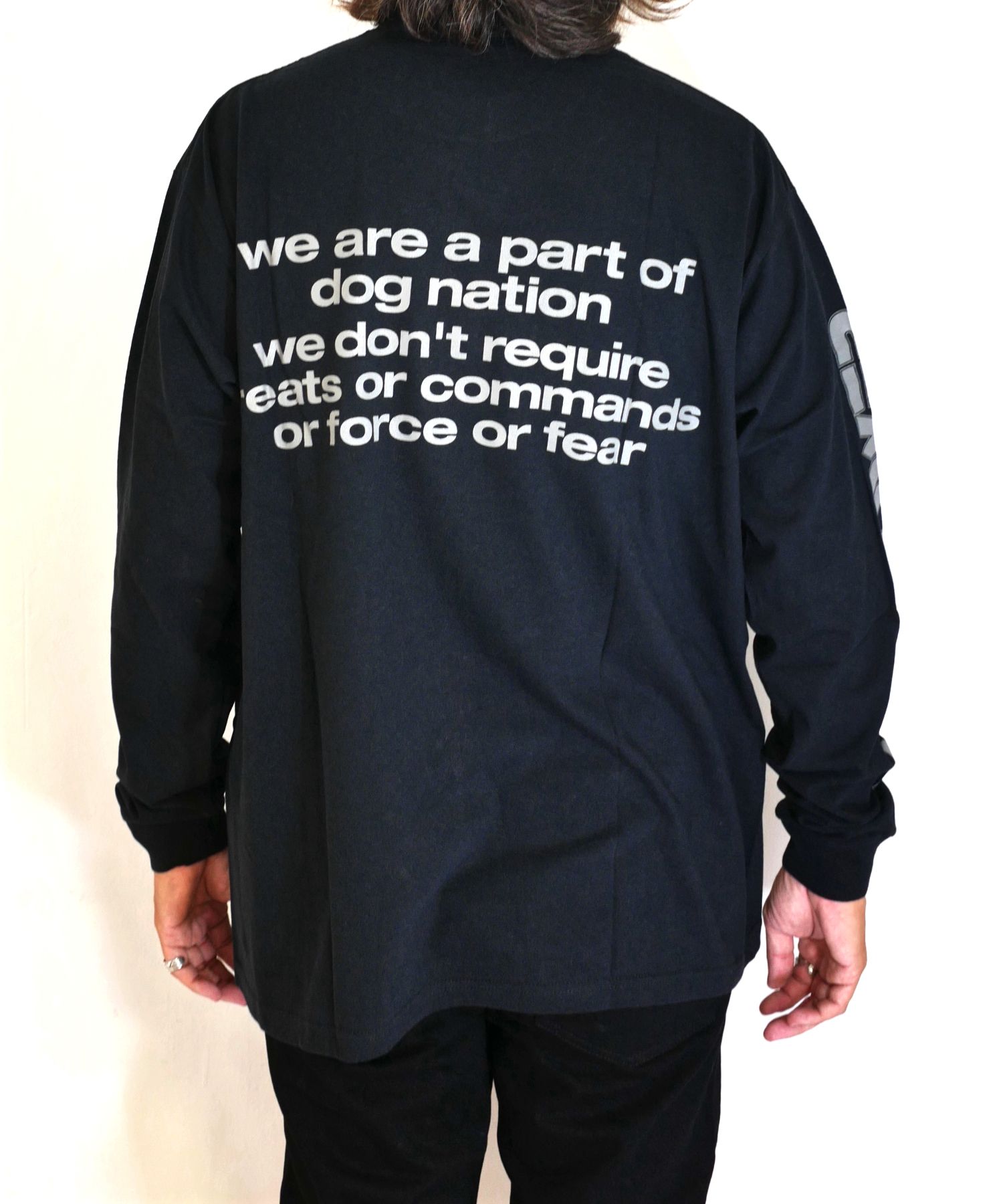DOG LOGO LS TEE (BLACK) / ドッグ ロゴ プリント Tシャツ