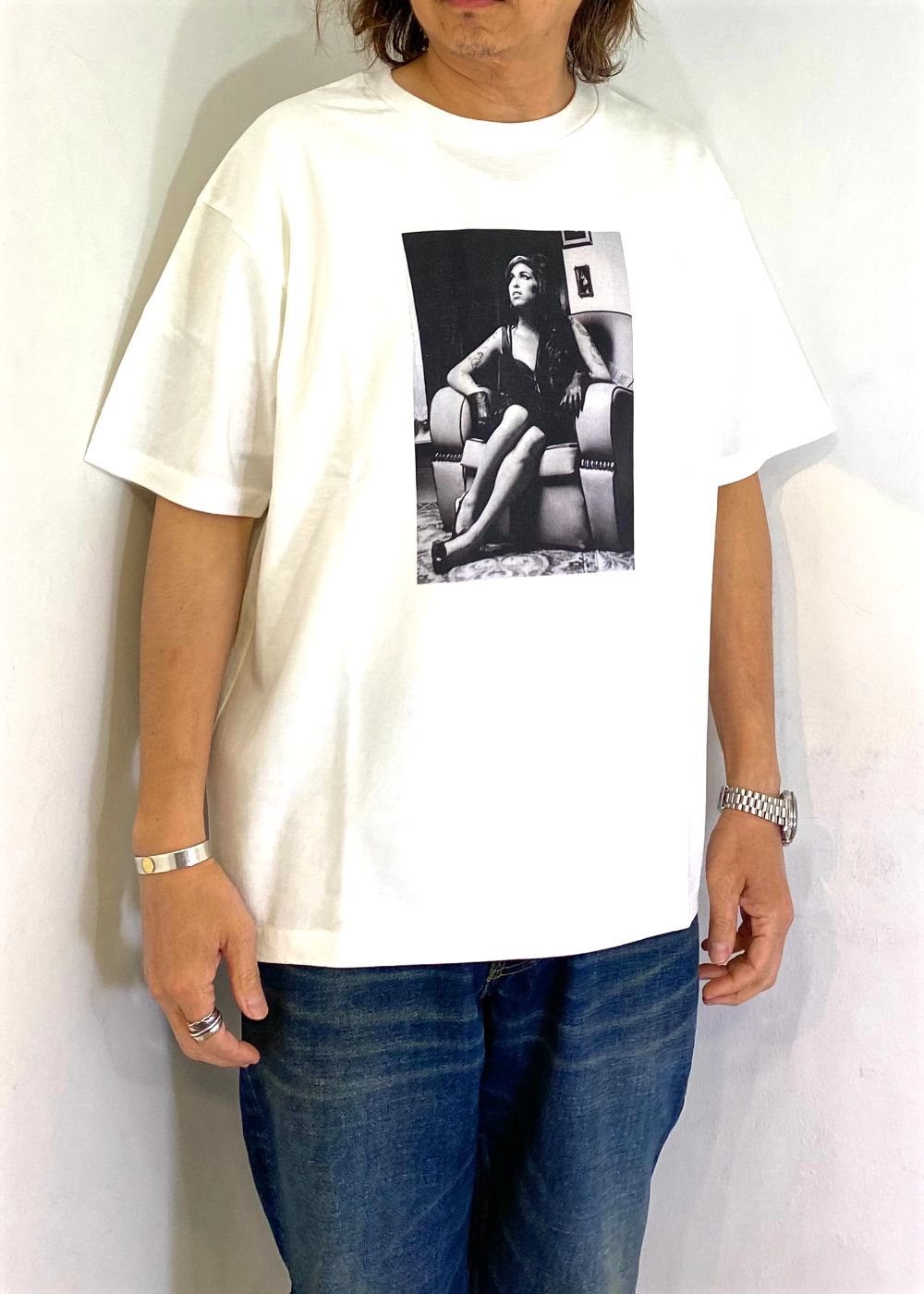 Amy Winehouse "Sitting On A Chair" Photo S/S Tee (WHITE) / エイミー・ワインハウス コラボ Tシャツ