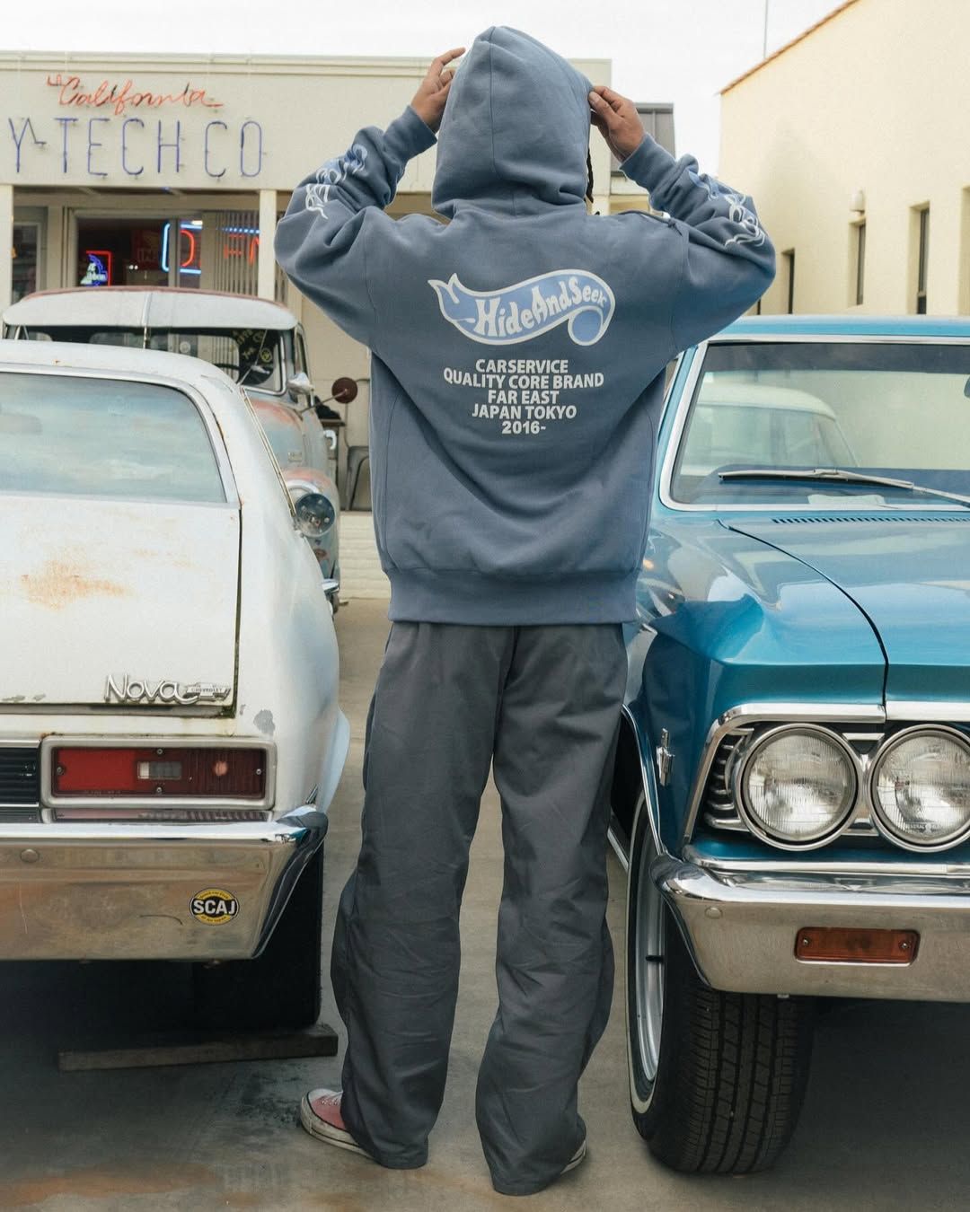 HIDE AND SEEK - ×CARSERVICE HOODED SWEAT SHIRT (D-BLUE