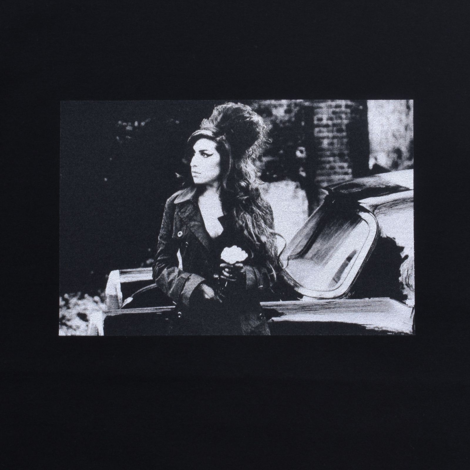 Amy Winehouse "Lean On A Car" Photo S/S (BLACK) / エイミー・ワインハウス コラボ Tシャツ