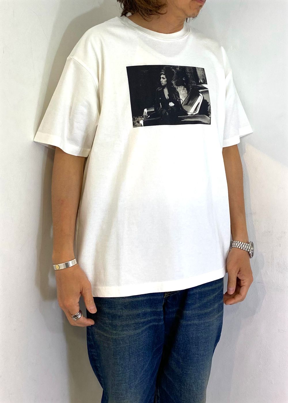 Amy Winehouse "Lean On A Car" Photo S/S (WHITE) / エイミー・ワインハウス コラボ Tシャツ