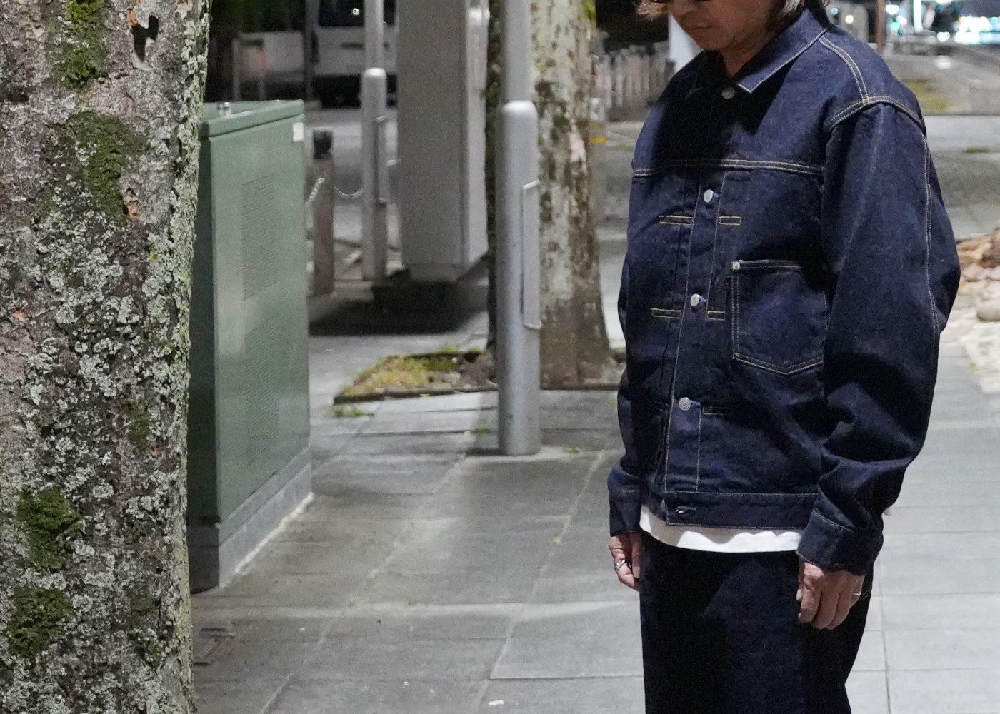全体の引き締め効果に期待！濃紺カラーのデニムセットアップスタイル