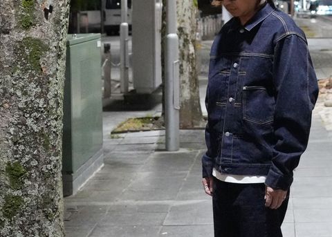全体の引き締め効果に期待！濃紺カラーのデニムセットアップスタイル