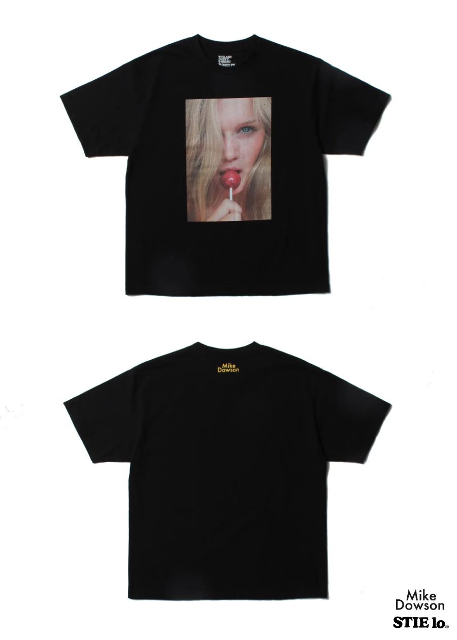 Stie-lo × Mike Dowson T-SH (BLACK) / ×スティーロ×マイク・ドーソン コラボフォトT