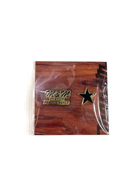 PINS (BLACK/GOLD) / ロゴ ピンバッジ
