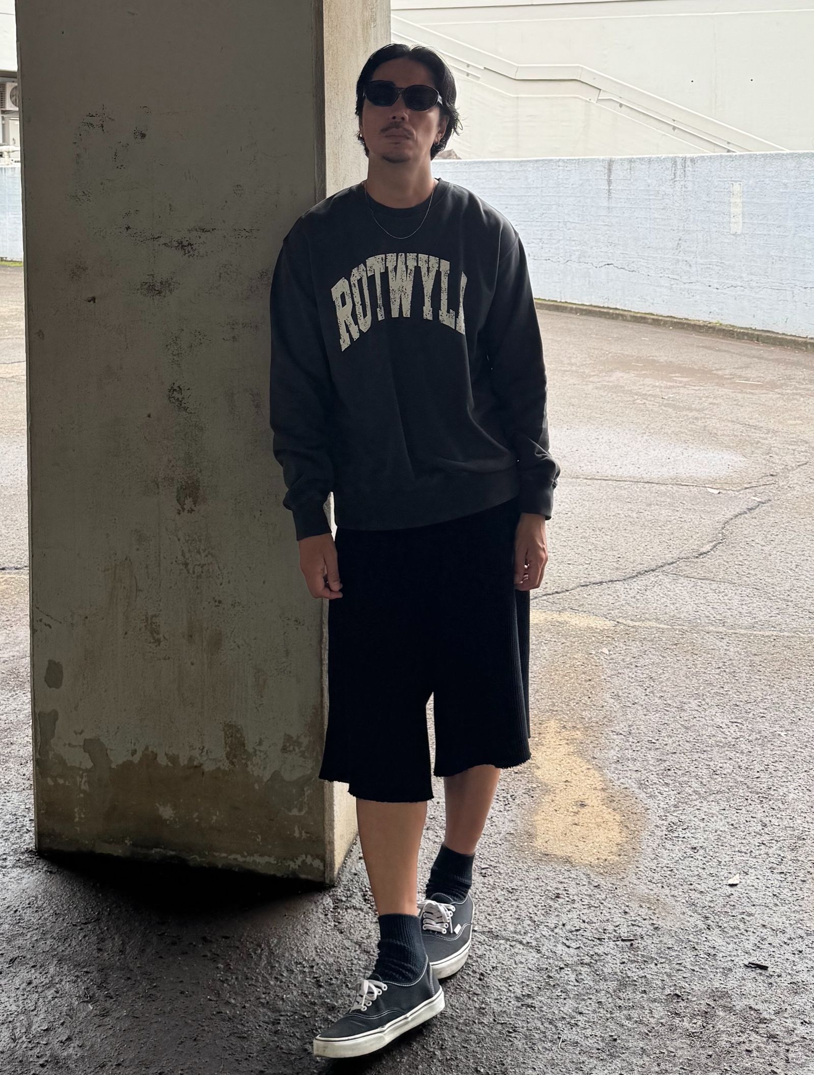 ROTWYLA SWEAT (NAVY) / カレッジロゴ プリント ピグメント スウェット