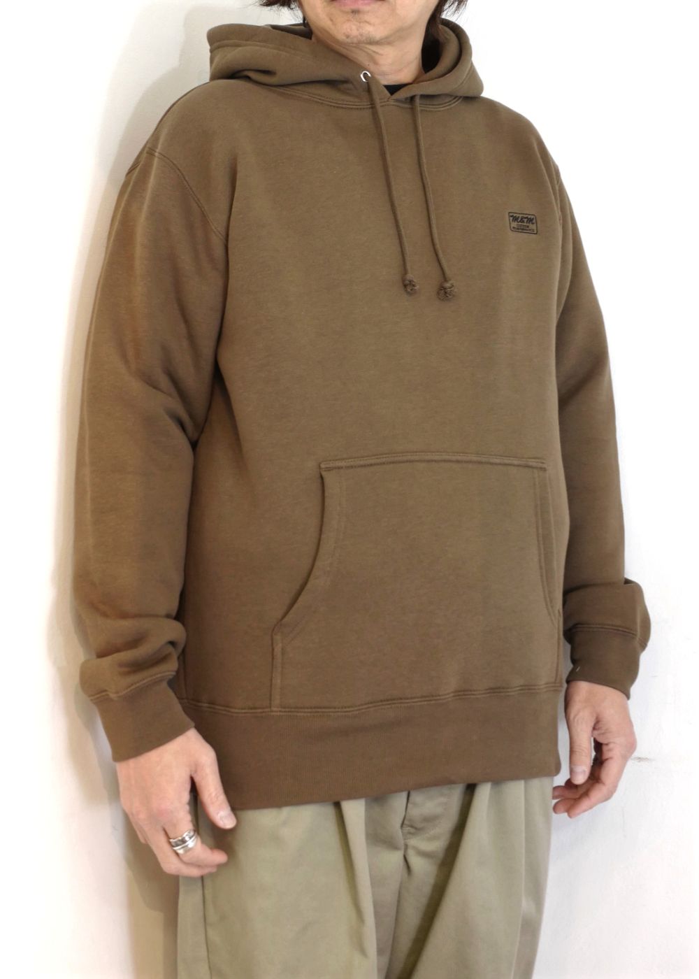 PULL OVER PARKA (BROWN) / ロゴ プリント スウェットパーカー