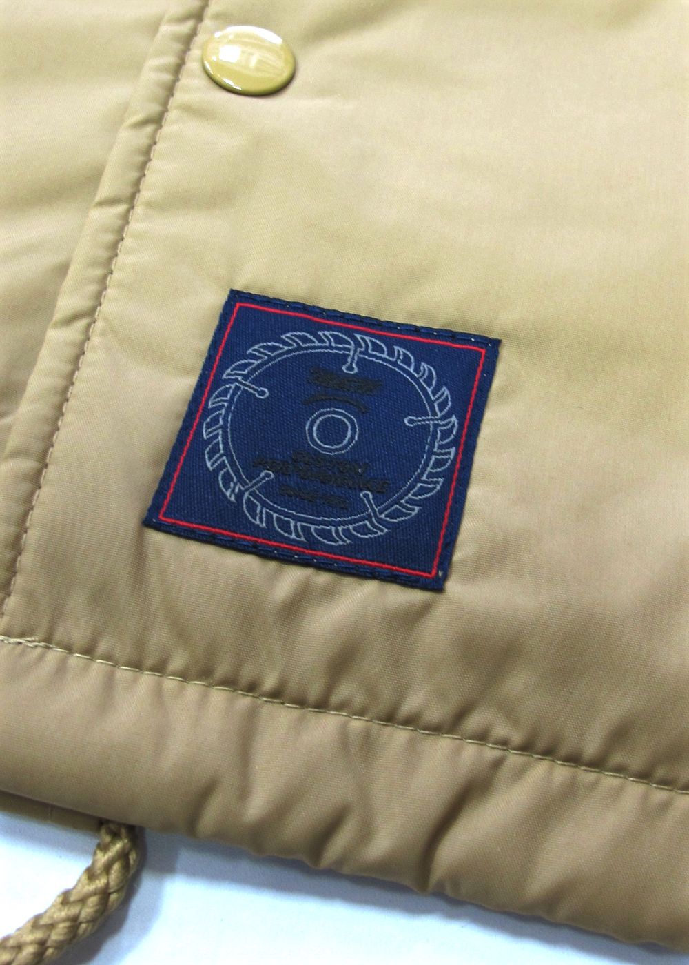 LOOPHOLE 20th ANNIVERSARY PRINT WINDBREAKER (COYOTE) / ループホール20周年記念 コーチジャケット