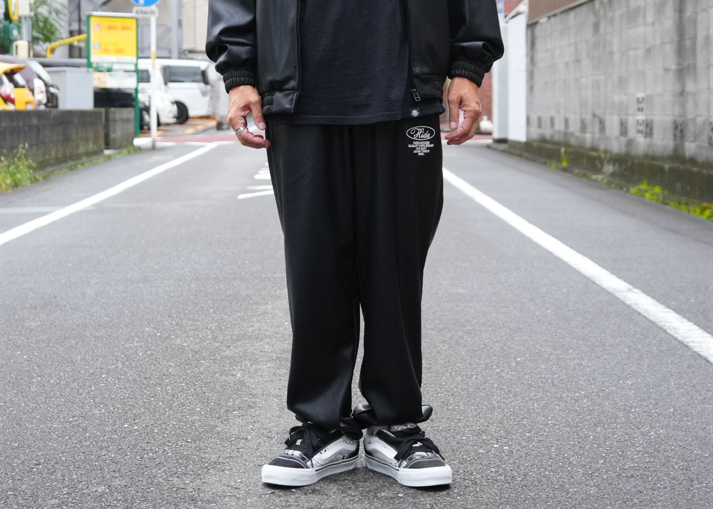 レザーセットアップを使ったワンランク上のストリートスタイル