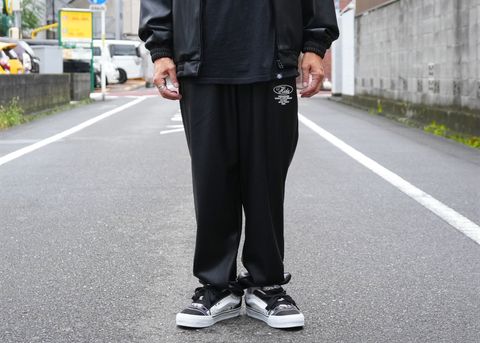 レザーセットアップを使ったワンランク上のストリートスタイル