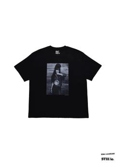 Stie-lo × Irina.L “Presley" T-SH (BLACK) / ×スティーロ×イリーナ・ラザレアヌ コラボ フォト Tシャツ