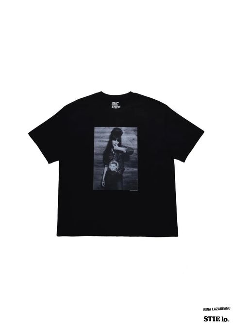 Stie-lo × Irina.L “Presley" T-SH (BLACK) / ×スティーロ×イリーナ・ラザレアヌ コラボ フォト Tシャツ