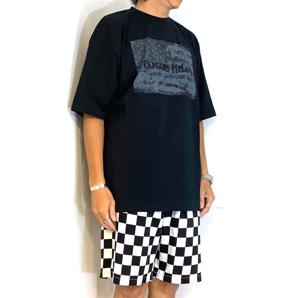 CAPTAIN’S FLAG TEE (BLACK) / ロゴ刺繍&アメリカンフラッグ プリント Tシャツ