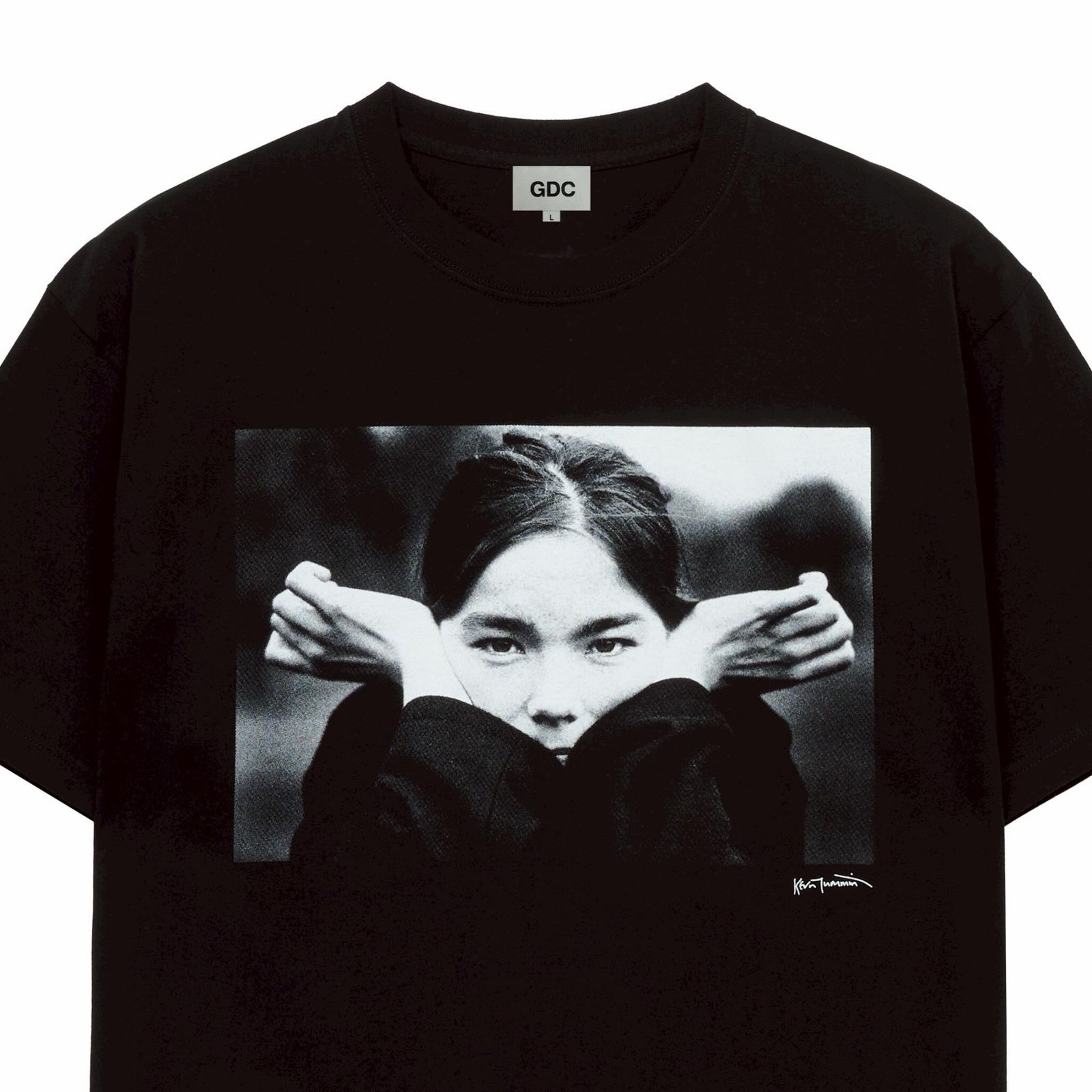 【Bjork by Kevin Cummins×GDC】Monochrome Tee (BLACK) / ×Bjork by Kevin Cummins コラボ Tシャツ