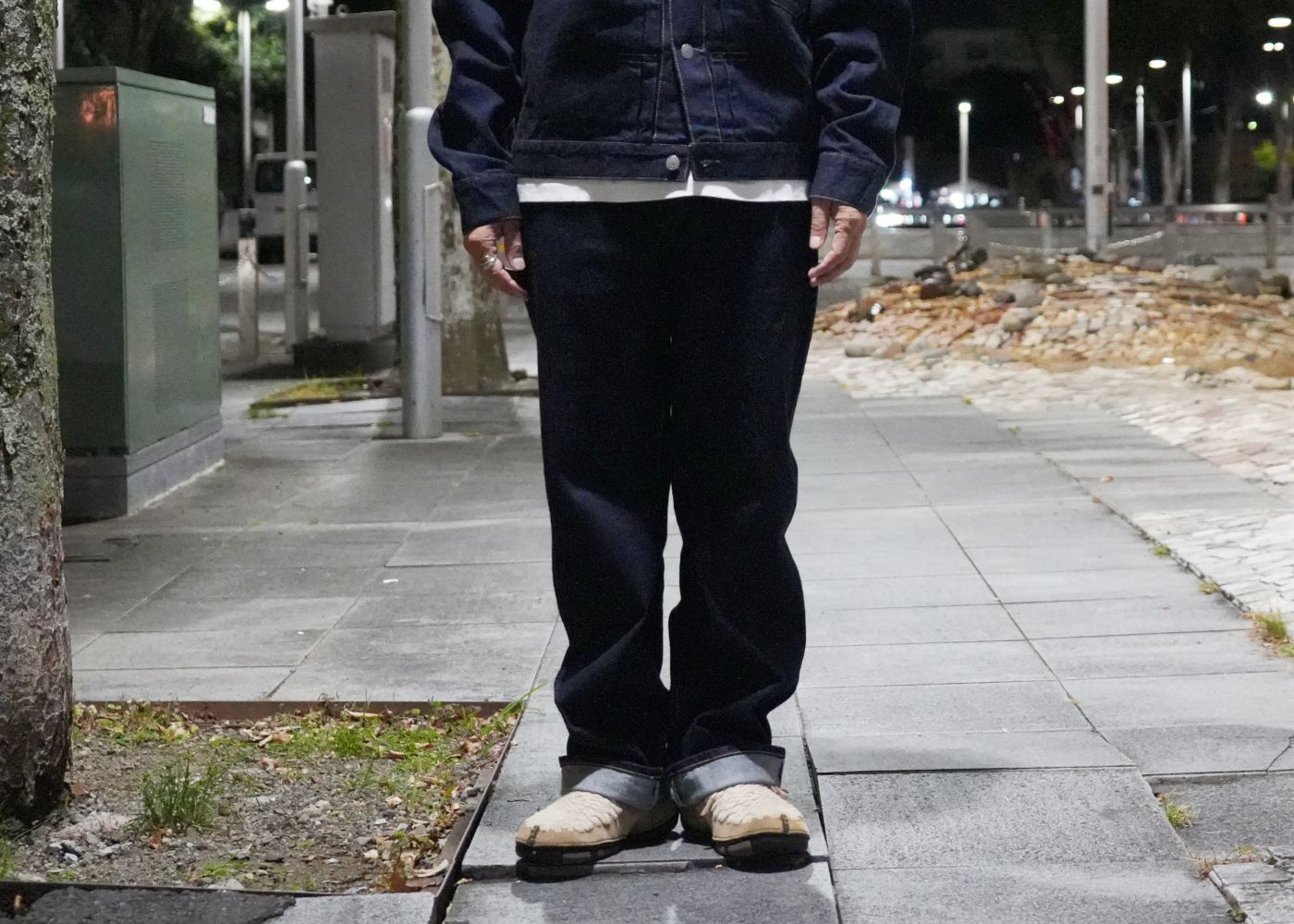 全体の引き締め効果に期待！濃紺カラーのデニムセットアップスタイル