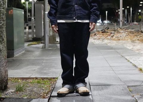 全体の引き締め効果に期待！濃紺カラーのデニムセットアップスタイル