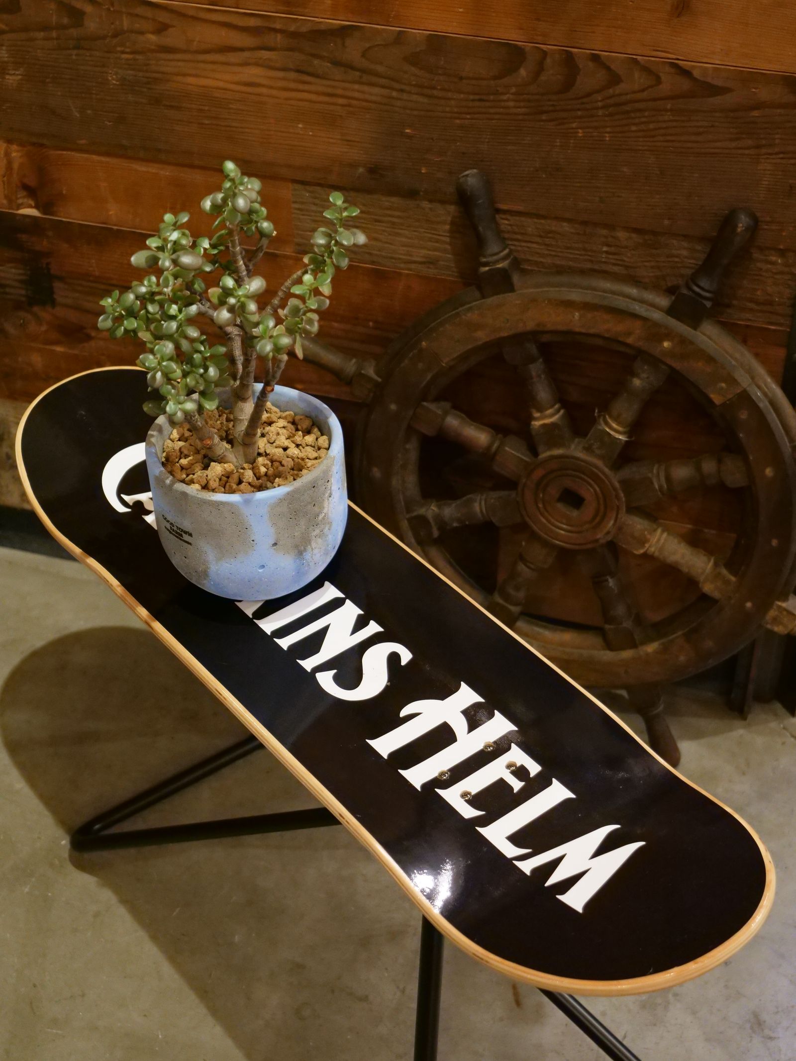 CAPTAINS HELM - LOGO SK8 CHAIR (BLACK) / スケートボード チェア