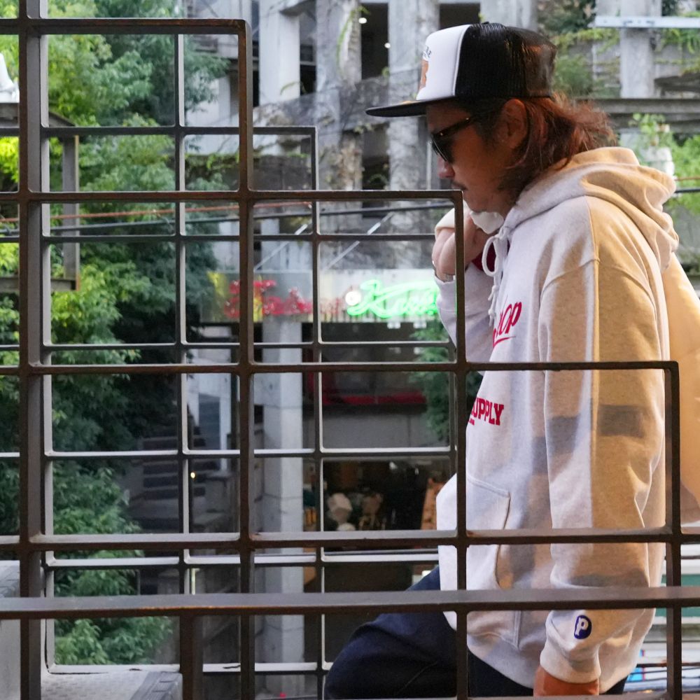 SCRIPT COLLEGE HOODIE (ASH) / カレッジロゴ スウェットパーカー